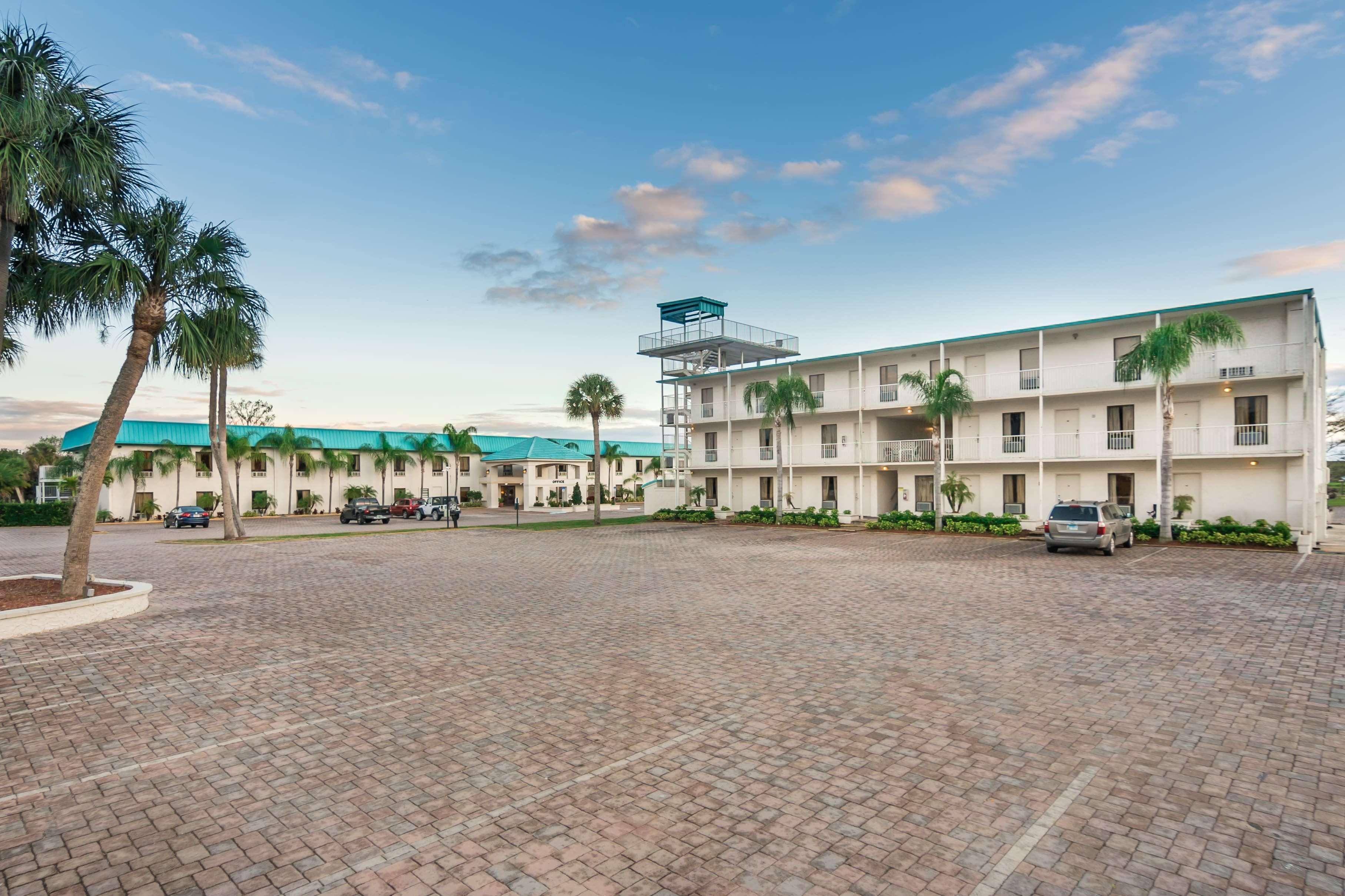 Days Inn & Suites By Wyndham Lake Okeechobee Exterior foto