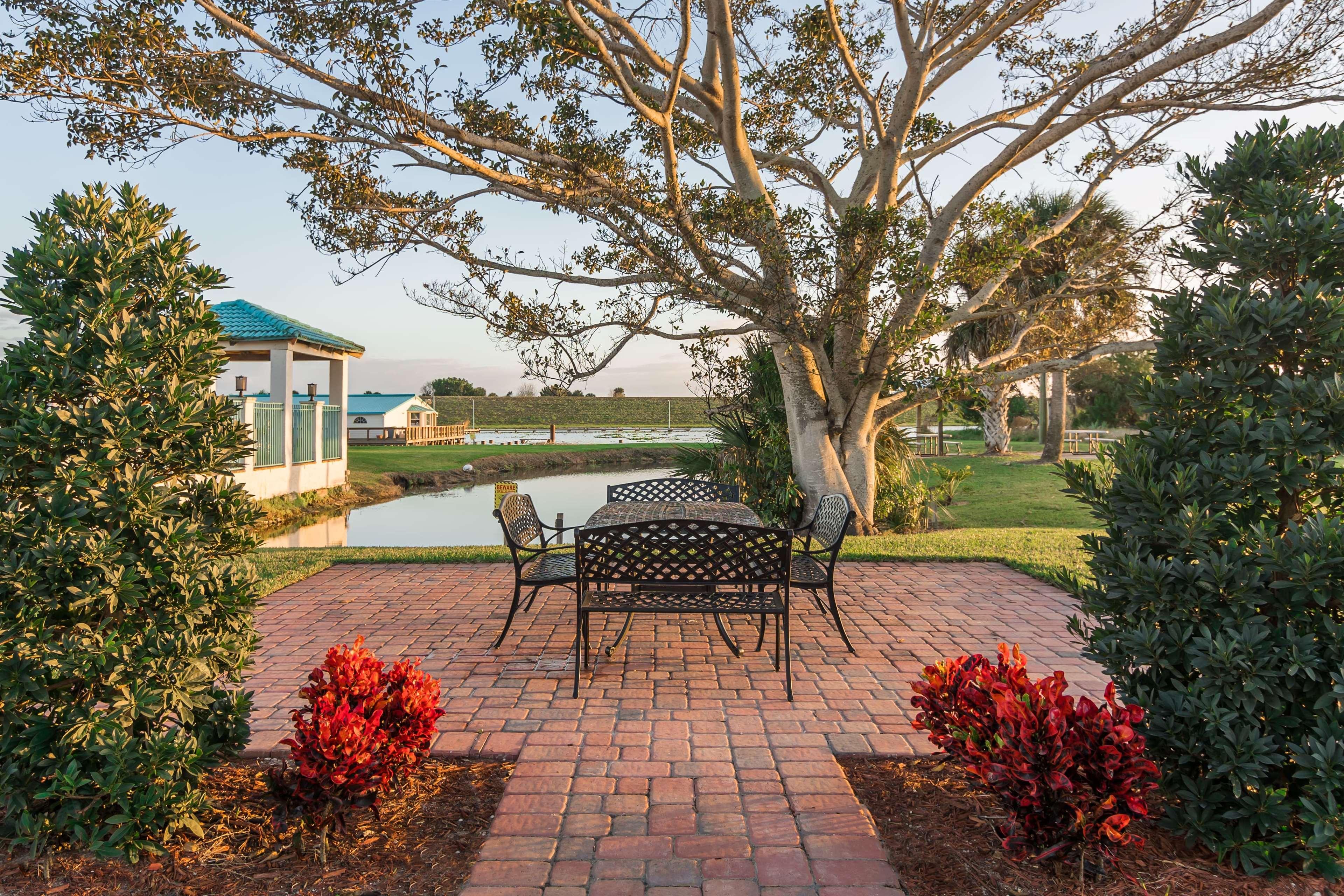 Days Inn & Suites By Wyndham Lake Okeechobee Exterior foto