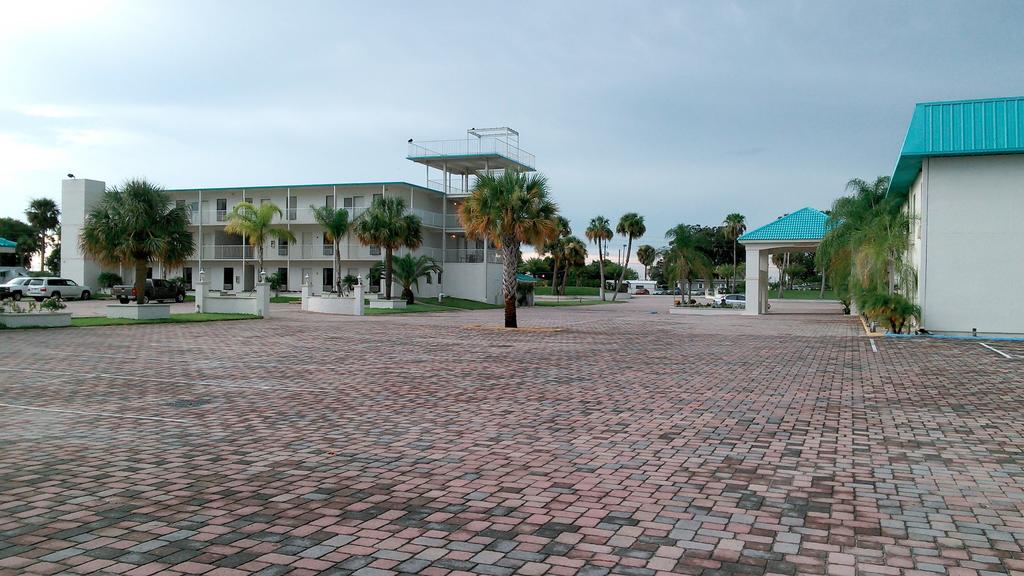 Days Inn & Suites By Wyndham Lake Okeechobee Exterior foto