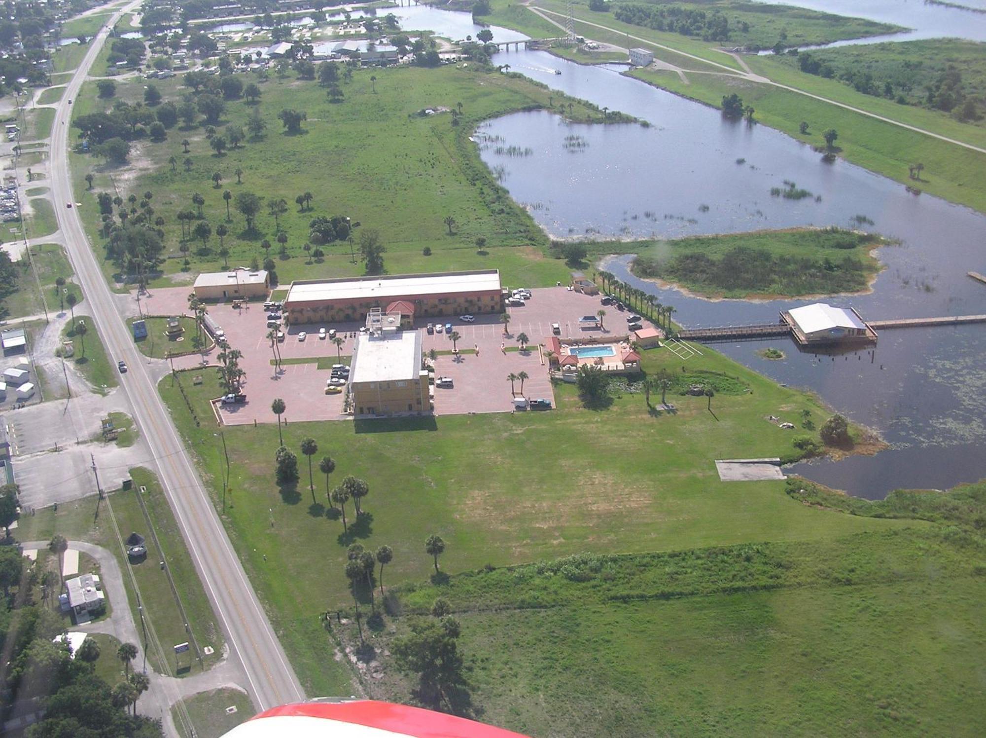 Days Inn & Suites By Wyndham Lake Okeechobee Exterior foto