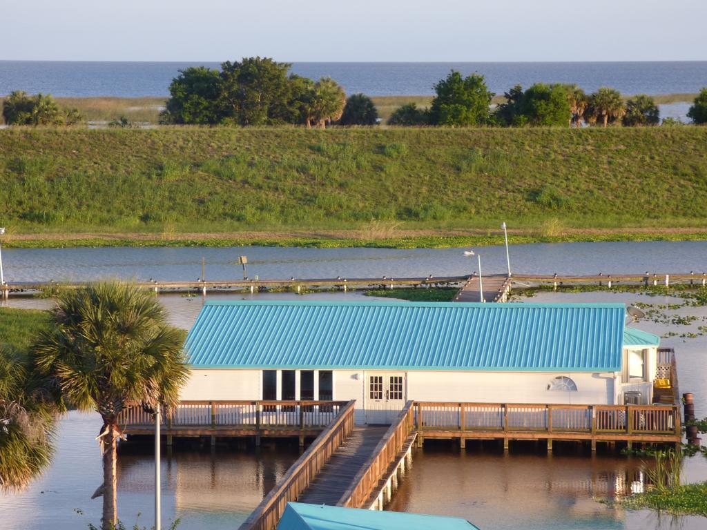 Days Inn & Suites By Wyndham Lake Okeechobee Exterior foto