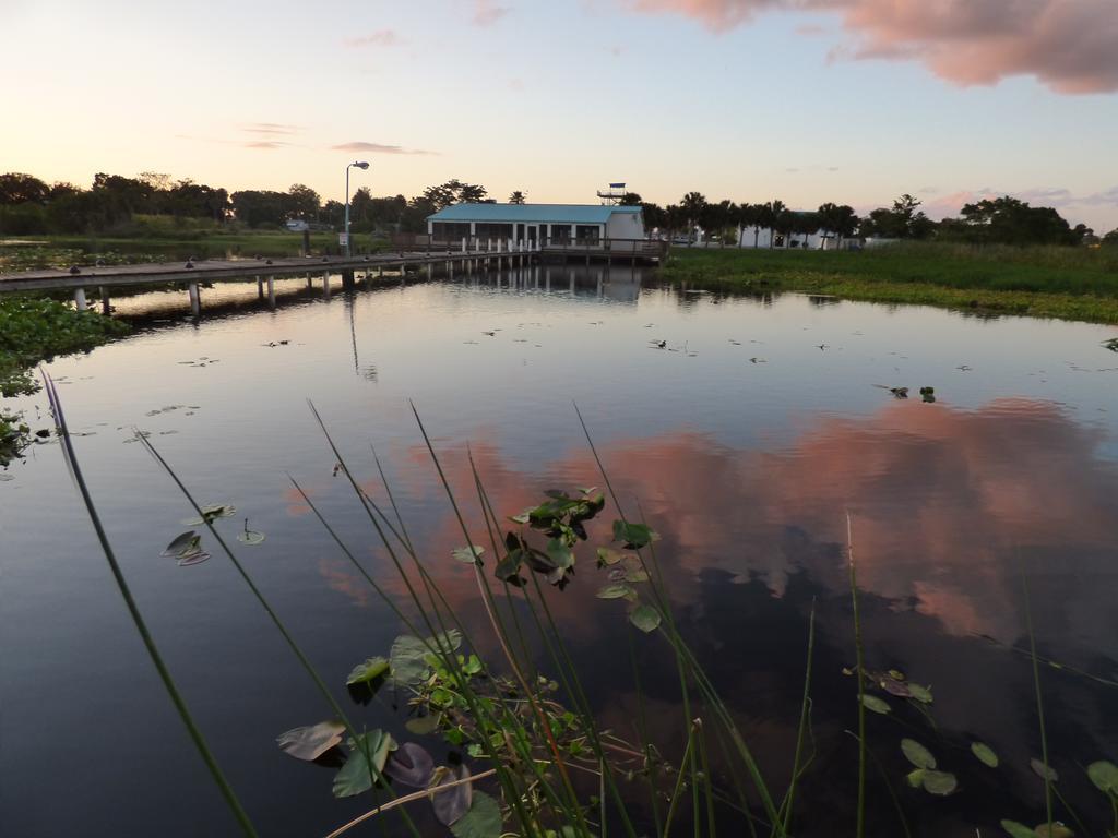 Days Inn & Suites By Wyndham Lake Okeechobee Exterior foto