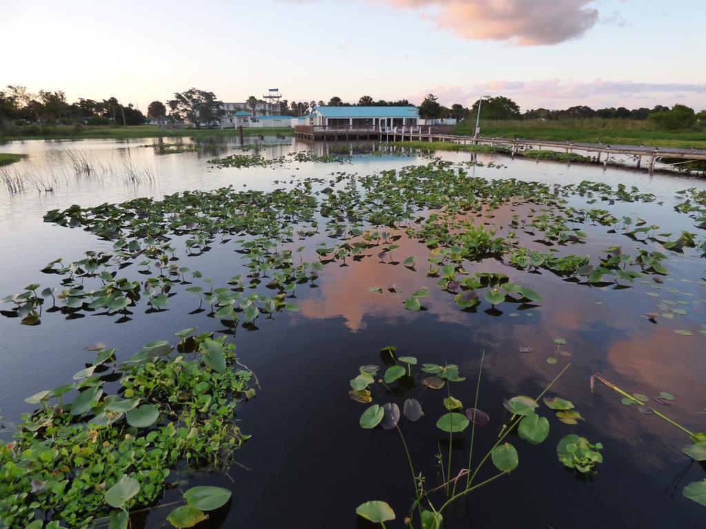 Days Inn & Suites By Wyndham Lake Okeechobee Exterior foto