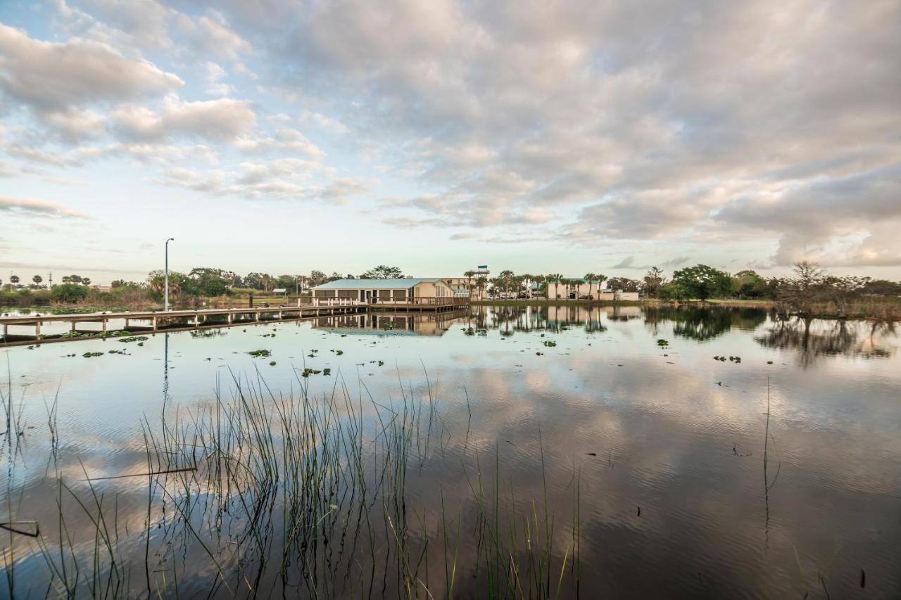 Days Inn & Suites By Wyndham Lake Okeechobee Exterior foto